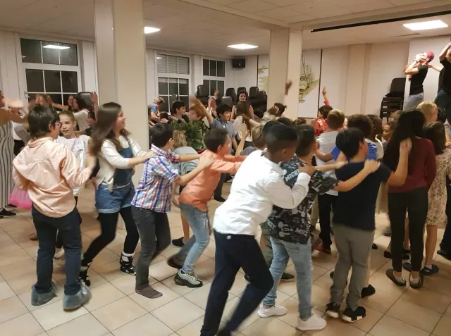 Des élèves dansent ensemble pendant une soirée des classes de mer