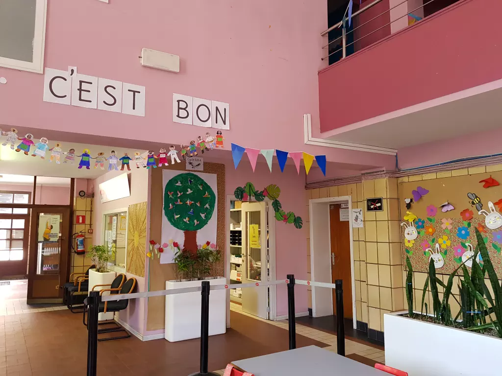 Hall décoré de fanions et de dessins d’enfants, avec l’inscription « C’est bon »