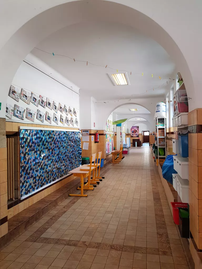 Couloir aux arcades, décoré de travaux d’élèves
