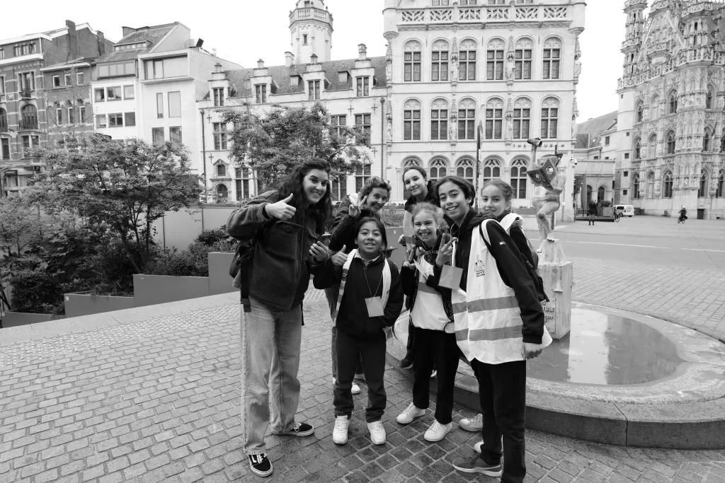 Un groupe d’élèves en sortie en ville, en noir et blanc