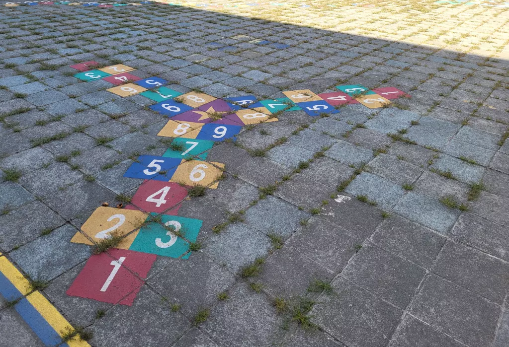 Marelle numérotée peinte en couleurs sur les pavés de la cour