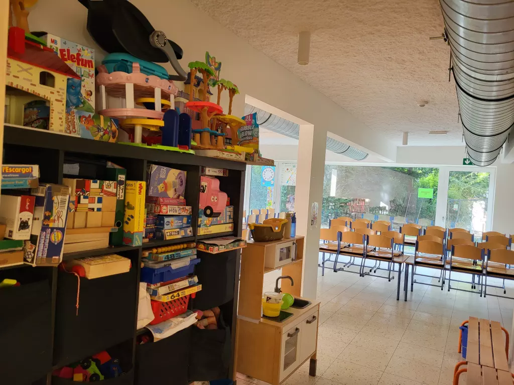 Classe avec des étagères remplies de jouets et de jeux